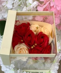 Valeria'S Boutique Rose Bouquet In A Box (Red)